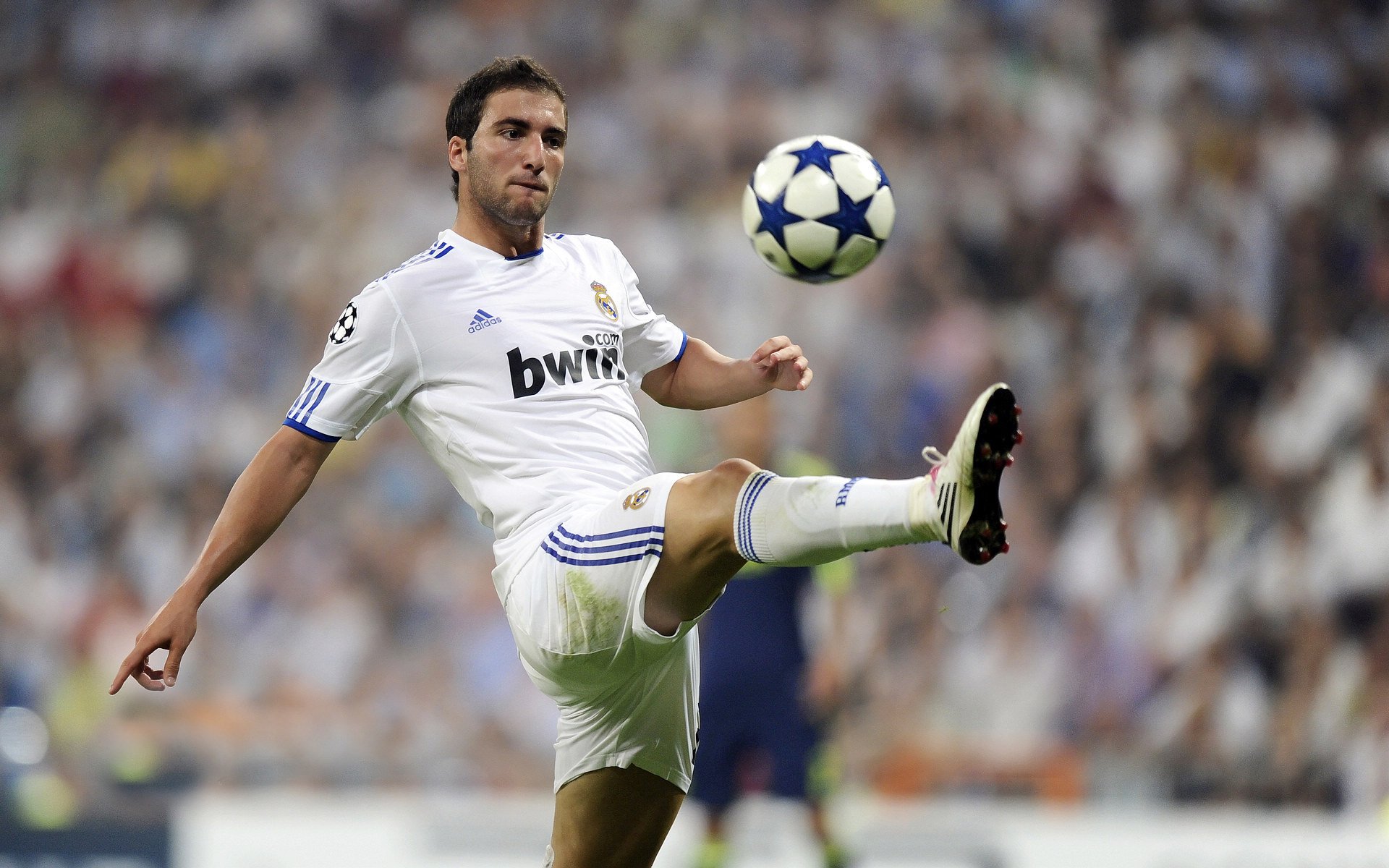 Doinb重返赛场，锐不可当首场状态出色，DWG观众沸腾！比赛高潮迭起